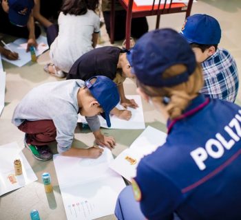 bimbi-afgani-a-roma-i-poliziotti-giocano-e-disegnano-con-i-piccoli