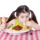 i-bambini-mangiano-troppo-ecco-nutripiatto-il-kit-per-imparare-quanto-e-cosa-mangiare