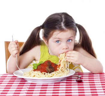 i-bambini-mangiano-troppo-ecco-nutripiatto-il-kit-per-imparare-quanto-e-cosa-mangiare