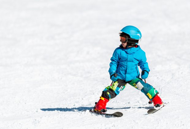 eta-giusta-iniziare-sciare-bambino