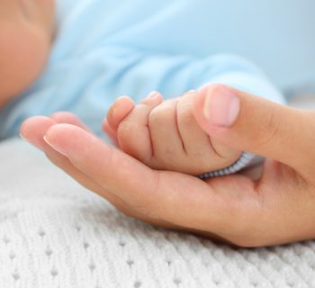 evitare di baciare le manine dei neonati