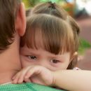 incoraggiare-pianto-bambino-per-aiutarlo-a-crescere