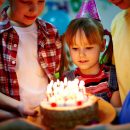 invita-tutti-i-compagni-al-compleanno-tranne-uno-le-reazioni-dei-genitori