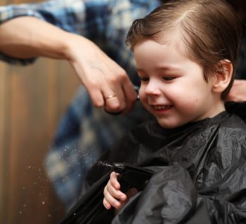 i-consigli-per-tagliare-i-capelli-in-casa-ai-bambini-in-quarantena