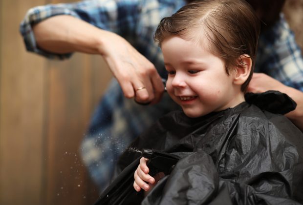 i-consigli-per-tagliare-i-capelli-in-casa-ai-bambini-in-quarantena