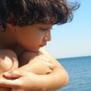 aumentano-i-bambini-che-si-perdono-in-spiaggia-genitori-distratti-dai-cellulari