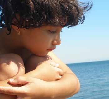 aumentano-i-bambini-che-si-perdono-in-spiaggia-genitori-distratti-dai-cellulari