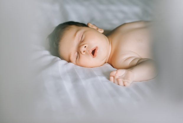 prevenire-la-morte-culla-sorvegliando-la-posizione-cui-dorme-neonato