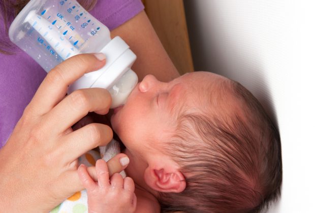 bonus-latte-artificiale-cos'e-e-perche-i-pediatri-lo-criticano