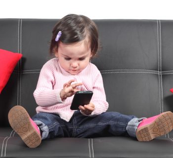 bimbi-e-smartphone-a-2-anni-acquista-un-divano-su-amazon