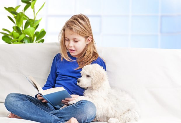reading-dogs-i-cani-che-facilitano-la-lettura-ai-bambini-con-difficolta-scolastiche
