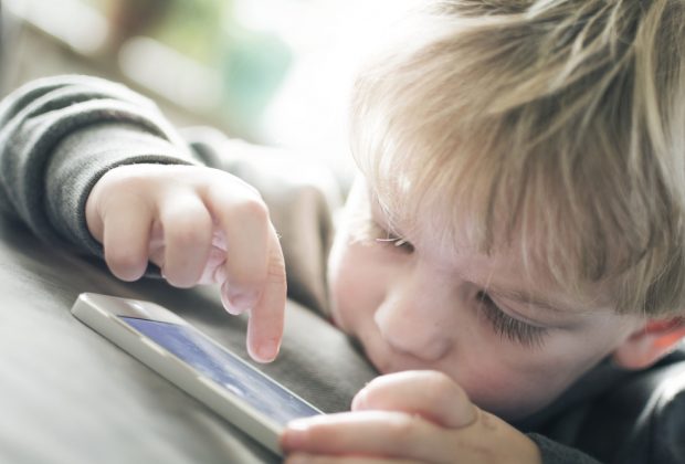 bambini-e-smartphone-ecco-come-e-cambiato-il-rapporto-con-la-pandemia