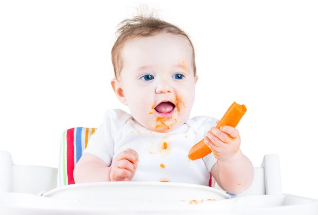 insegnare-al-bambino-a-mangiare-da-solo-le-tappe-fondamentali