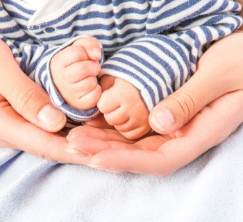 benefici-del-contatto-fisico-neonati
