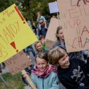 ad-amburgo-bambini-protestano-in-piazza-contro-luso-eccessivo-degli-smartphone-da-parte-degli-adulti