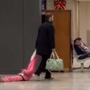 papa-esasperato-trascina-la-figlia-in-aeroporto-il-video-diventa-virale-video
