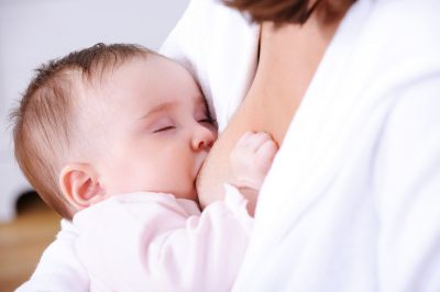 allattamento-seno-saliva-del-neonato-invia-bisogni