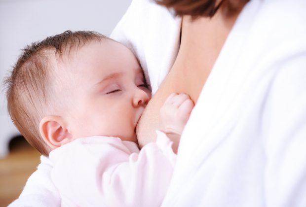 allattamento-seno-saliva-del-neonato-invia-bisogni