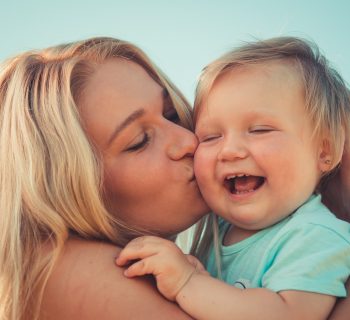 giornata-mondiale-del-bacio-mamma-terapeutico