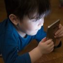 multe-ai-genitori-che-danno-lo-smartphone-ai-minori-di-12-anni-la-proposta-di-legge