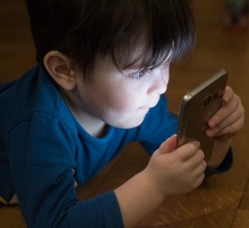 multe-ai-genitori-che-danno-lo-smartphone-ai-minori-di-12-anni-la-proposta-di-legge