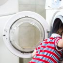 polonia-baby-sitter-chiude-bimbo-nella-lavatrice-e-poi-posta-le-foto-sui-social