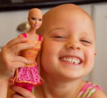 una-barbie-calva-per-aiutare-le-bambine-ad-affrontare-la-chemioterapia