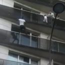 bimbo-appeso-al-balcone-viene-salvato-da-un-ragazzo-che-si-arrampica-fino-al-quarto-piano