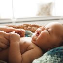 coccole-e-carezze-essenziali-nello-sviluppo-psicologico-del-neonato