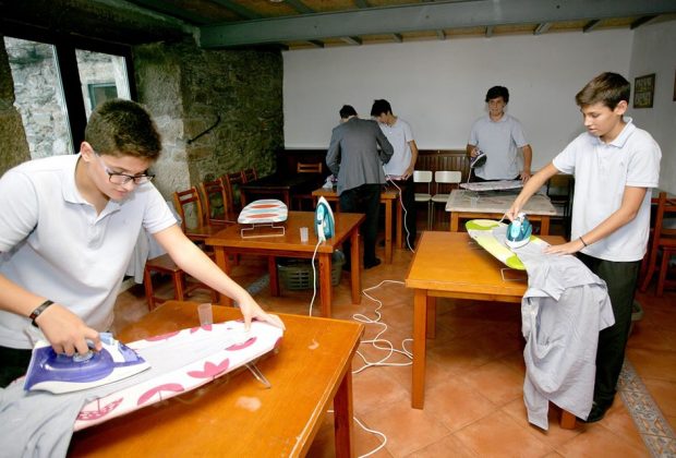 una-scuola-spagnola-insegna-ai-ragazzi-i-lavori-domestici