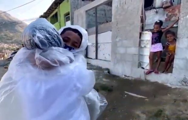 oronavirus-e-favelas-una-maestra-inventa-il-kit-degli-abbracci