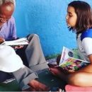 rato-ragazzina-insegna-ad-un-anziano-a-leggere-e-scrivere