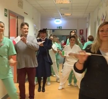 trieste-il-flashmob-degli-operatori-fa-sorridere-i-bambini-in-ospedale