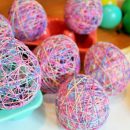 uova-rete-con-fili-colorati-per-decorare-la-tavola-di-pasqua