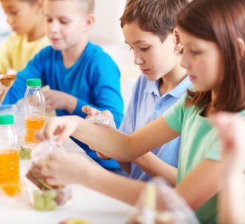 dopo-mangiato-si-puliscono-i-tavoli-l'iniziativa-in-una-scuola-di-torino