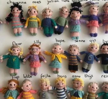 insegnante-olandese-realizza-a-maglia-23-bamboline-con-le-sembianze-dei-suoi-studenti