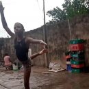 lieto-fine-per-il-bimbo-nigeriano-che-ballava-sotto-la-pioggia:-un'ex-ballerina-gli-paghera-gli-studi