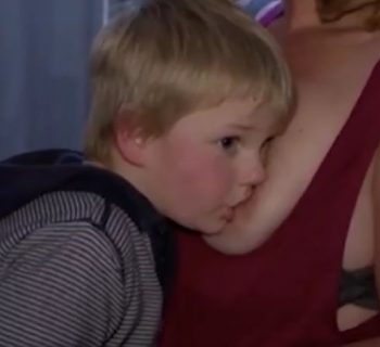 mamma-bullizzata-su-fb-perche-posta-foto-in-cui-allatta-il-figlio-autistico-di-7-anni