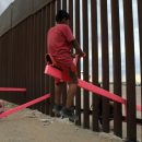 un-altalena-rosa-contro-l-odio-i-bambini-messicani-e-americani-giocano-insieme-attraverso-il-muro