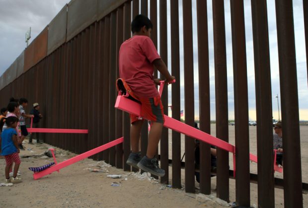 un-altalena-rosa-contro-l-odio-i-bambini-messicani-e-americani-giocano-insieme-attraverso-il-muro