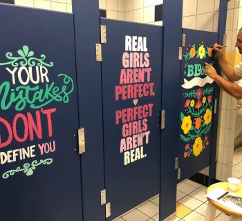 texas-gli-insegnati-dipingono-potenti-messaggi-sulle-porte-dei-bagni-per-aiutare-lautostima-degli-studenti