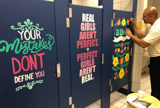 texas-gli-insegnati-dipingono-potenti-messaggi-sulle-porte-dei-bagni-per-aiutare-lautostima-degli-studenti