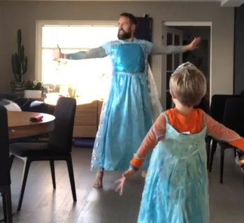 La mamma non c'è, padre e figlio si scatenano sulle note di Frozen e il video diventa virale (VIDEO)