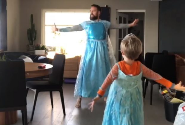 La mamma non c'è, padre e figlio si scatenano sulle note di Frozen e il video diventa virale (VIDEO)