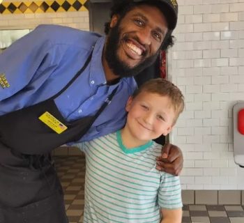 bimbo-di-8-anni-aiuta-un-cameriere-in-difficolta-con-una-raccolta-fondi