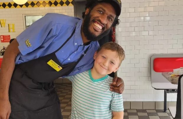 bimbo-di-8-anni-aiuta-un-cameriere-in-difficolta-con-una-raccolta-fondi