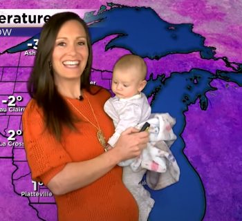 maternita-e-lavoro-mamma-meteorologa-legge-le-previsioni-in-tv-con-la-figlia-in-braccio