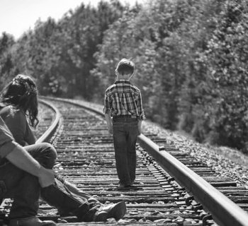 reggio-calabria-tragedia-sui-binari-un-treno-regionale-travolge-mamma-e-due-figli