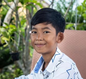 la-storia-di-salik-bimbo-cambogiano-ambulante-che-parla-16-lingue