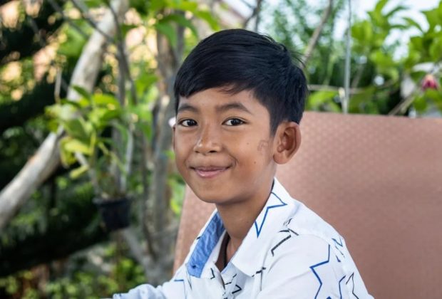 la-storia-di-salik-bimbo-cambogiano-ambulante-che-parla-16-lingue